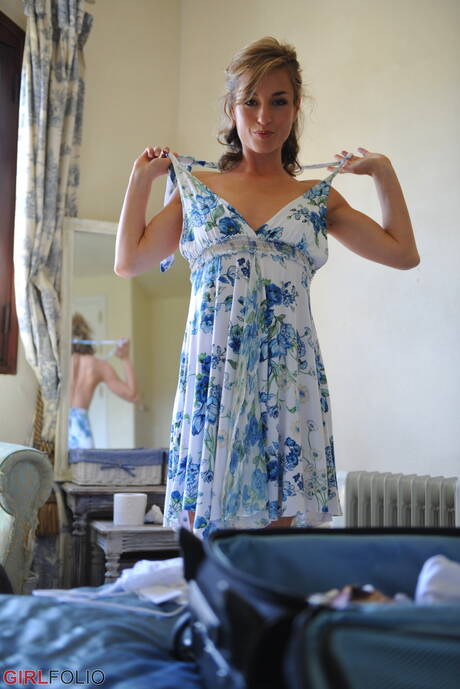 Girl Folio pleased to share with you a free picture gallery with Melanie Walsh showing sexy form