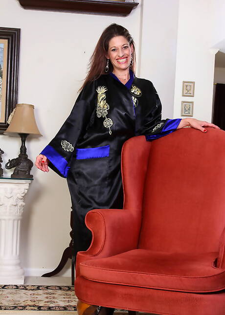 Anilos offers a free picture gallery with Genivieve in toying cunt porn scene